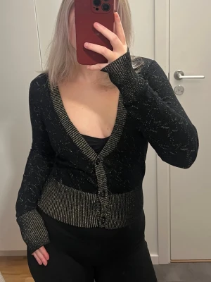 Stickad kofta  - Säljer denna superfina koftan med stjärnor och gulddetaljer då den inte används ⭐️ storlek M men har krympt, passar bättre XS/S (jag på bilden brukar ha xs/s i tröjor) ⭐️⭐️