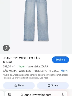 Zara wide leg jeans låg midja blå - Säljer ett par ljusblå jeans från Zara med låg midja och breda ben. Klassisk femficksmodell med dragkedja och knapp framtill. Jeansen är i ett mjukt denimtyg och har en avslappnad, loose passform som ger en chill vibe.