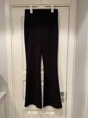 Svarta utsvängda leggings  - Högmidjade leggings i stretchigt material. Inte tränings material. 