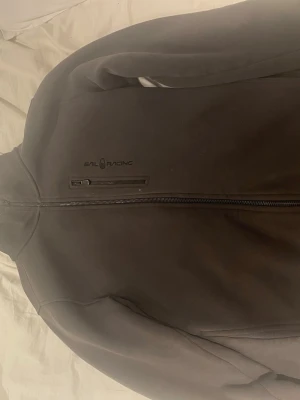 sail racing bowman - sail racing bowman kofta utan luva. väldigt fin och har bra passform. mörk grå och size S. 