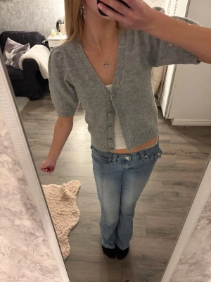 Grå stickad kofta med kort ärm - aldrig använd 