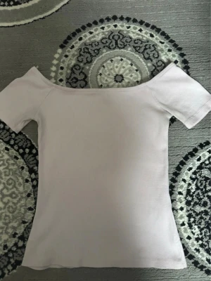 Ljusrosa off shoulder topp från Nelly – ribbad, strl M - Snygg off shoulder-topp från Nelly i ljusrosa färg. Ribbat och stretchigt material som sitter fint och bekvämt. Storlek M. Passar perfekt både till vardags och fest – superfin till jeans, kjol eller kostymbyxor. I fint skick utan anmärkningar ✨ Hör av dig vid frågor!