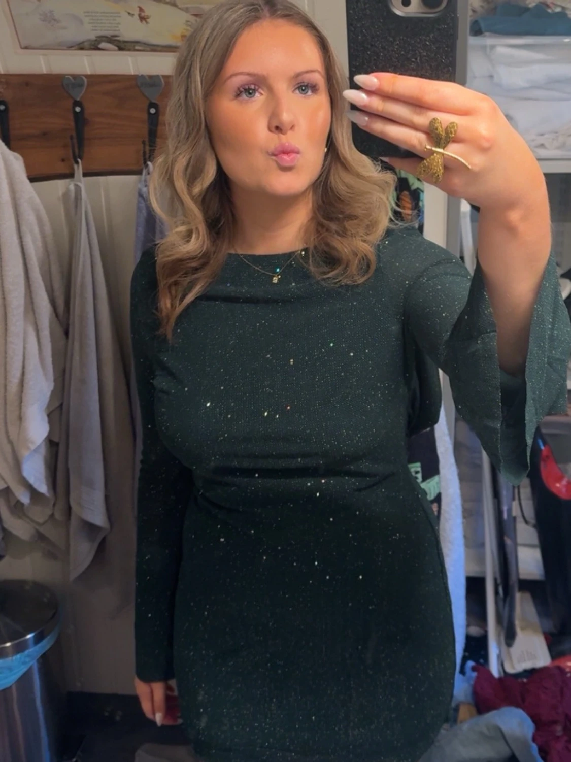 Mörkgrön glittrig klänning med trumpetärm - 2