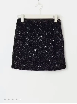 Paljett kjol  - Säljer denna glittriga kjolen från Gina tricot!