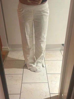 Vita linnebyxor med slits - Superfina vita linnnebyxor från Cubus! Perfekta för en stilren trendig look. Midjan viks enkelt ner och de blir därmed Lågmidjade (se bild)