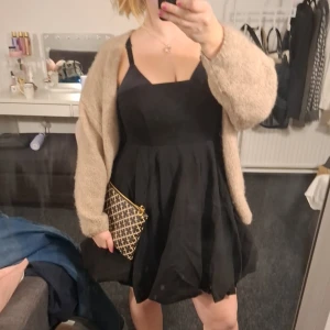 Svart kortklänning Delphine Manivet - Supersnygg svart kortklänning från Delphine Manivet (fransk designer) för La Redoute. Tyvärr lite för stor för mig. Ganska tungt "finare/rikare" tyg. Nypris typ 2000ish