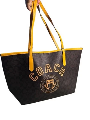Original coach tote bag - No big issue only sign of usage inside overall its good as new only used once when travel