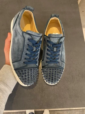 Christian Louboutin Washed blue - Sällsynta loubs i färg washed blue, jätte fint skick nästan helt nya. Allt og och äktehetsbevis finns. Strl 43. Mitt pris 4999 men är öppen för bud!