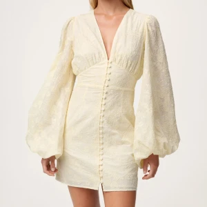 Ljusgul adoore klänning - supersnygg klänning från adoore som är helt slutsåld i storlek 34💛💛😍