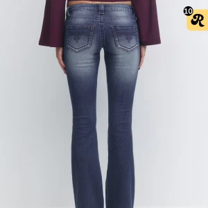 Blå bootcut jeans - Snygga blå bootcut jeans från Gina 14+ me broderade bakfickor och röda sömmar. Stretchiga och uppsprättade vid fötterna så passar någon runt typ 175!