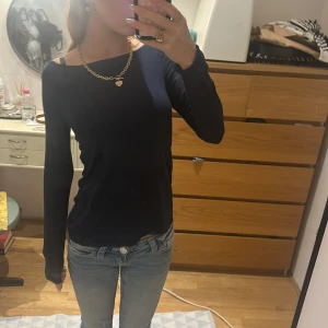 Mörkblå långärmad topp Intimissimi - Säljer en mörkblå långärmad topp från Intimissimi i mjuk och tunn bomull. Modellen har en något bredare halsringning och sitter figurnära. Väldigt tunt material.  Skriv för frågor!!😜🫰