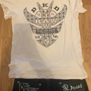 Vit t-shirt med tryck vintage xs - s - Vintage tshirt som passar xs och S som är vintage stil och gothic stil🖤perfekt för dig som gillar rockig stil.