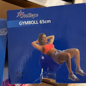 Gympool 2 st . Röd och Blu. - Snygga grå träningsshorts med loose fit, perfekt för gymmet eller sport. De har en klassisk design med elastisk midja och är tillverkade i ett lätt och bekvämt material som passar för aktiva dagar. Shortsen är neutrala och passar till de flesta träningsoutfits.