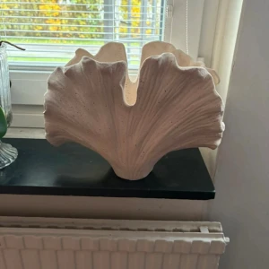 Jotex Vas - Dekorativ vas eller skulptur i form av ett blad.