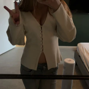 gina cardigan  - krämvit cardigan, storlek M men passar även S. har inte kommit så mkt till användning 