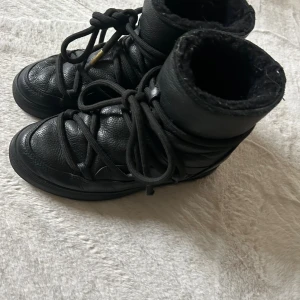Svarta inuikii skor - Nypris 3700kr! Pris kan diskuteras. Inte andvänds mer en 7 gånger kanske. 