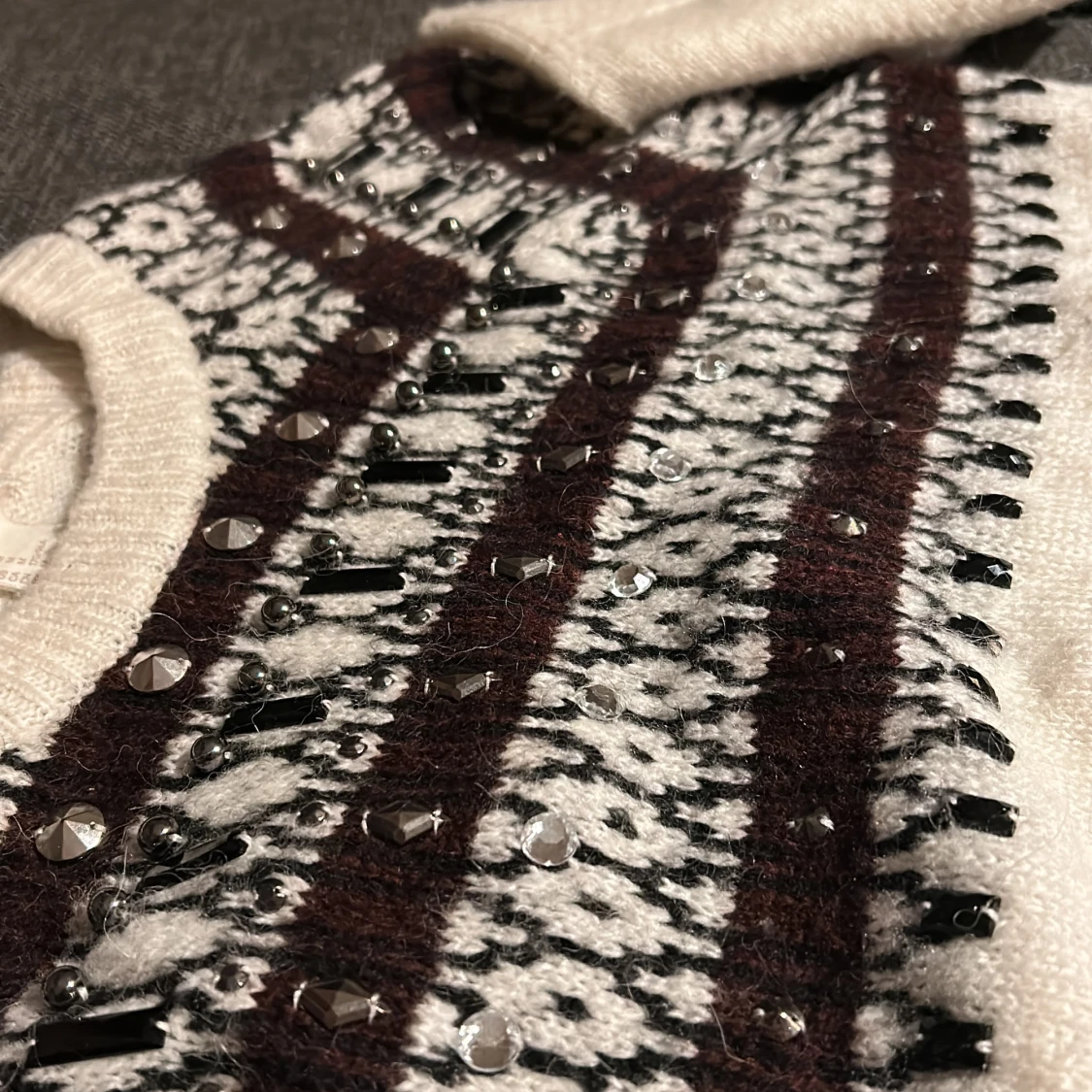 Vit stickad tröja med pärlor och mönster - 2