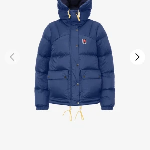 SÖKER FJÄLLRÄVEN JACKA - Söker denna jacka i nån av dessa färger xxxs,xxs ,xs och Max 3000kr, hör av er om ni har någon ni vill sälja🥰❤️