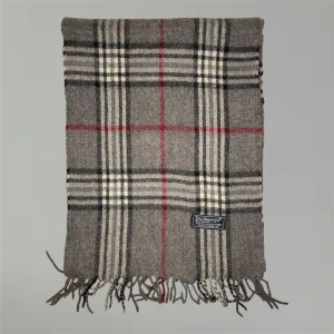 Grå rutig halsduk från Burberry - Snygg grå halsduk från Burberrys med klassiskt rutigt mönster i svart, vitt och rött. Skriv gärna om du har några frågor.
