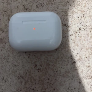 AirPods Pro - Säljer ett par AirPods Pro med laddningsetui. Fungerar utmärkt, indikatorlampan lyser korrekt. Skicket är mycket bra, inga synliga repor eller skador. Perfekt för trådlös musik och samtal med aktiv brusreducering. Levereras med originaletui.