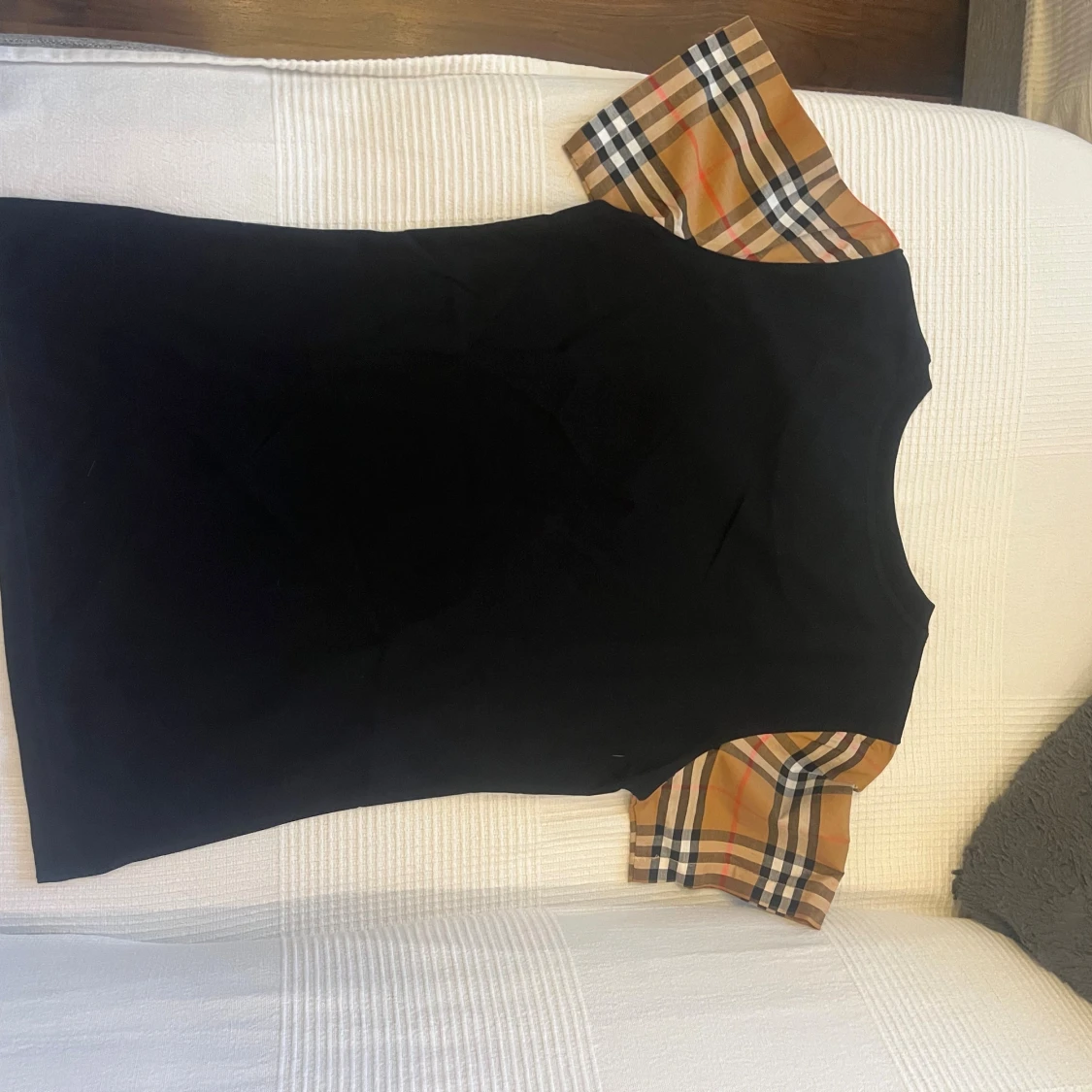 Svart Burberry t-shirt med rutiga ärmar - 1