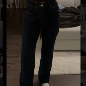 Högmidjade raka jeans  - Oanvända, större i storleken i midjan. 