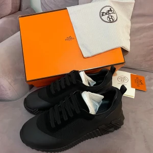 Svarta sneakers  - Snygga svarta sneakers med chunky, räfflad sula och rund tå. Ovandelen är i mesh och skinn med snörning för perfekt passform. Stilren design med exklusiv känsla, perfekt för dig som gillar lyxiga detaljer och streetstyle. Priset kan alltid diskuteras!!!!!!! Ta mindre storlek, passa 43!!!!!!!