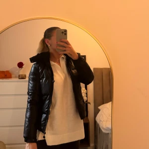 Moncler Svart pufferjacka med dragkedja - Säljer min fina moncler jacka som tyvärr bara tar plats i garderoben för den har blivit ganska liten , lånad bild!! Önskar du bilder så är det bara att skicka iväg ett meddelande så löser jag det .. vid snabb affär kan priset diskuteras 🌸(obs!! Dragkedjan är sönder! Och sömmen har gav av på pappret på insidan) 