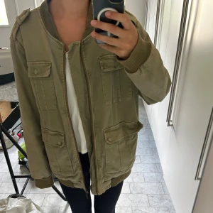 Anine Bing jacka - Anine Bing jacka khaki, storlek M men lite oversize på en S. Perfekt nu när det börjar bli lite kallare då den är aningen fodrad. Finns också fickor med kedjor. Mycket bra skick!