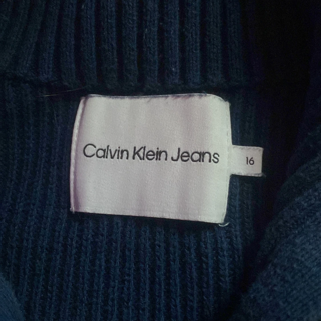 Blå stickad half zip från Calvin Klein - 2