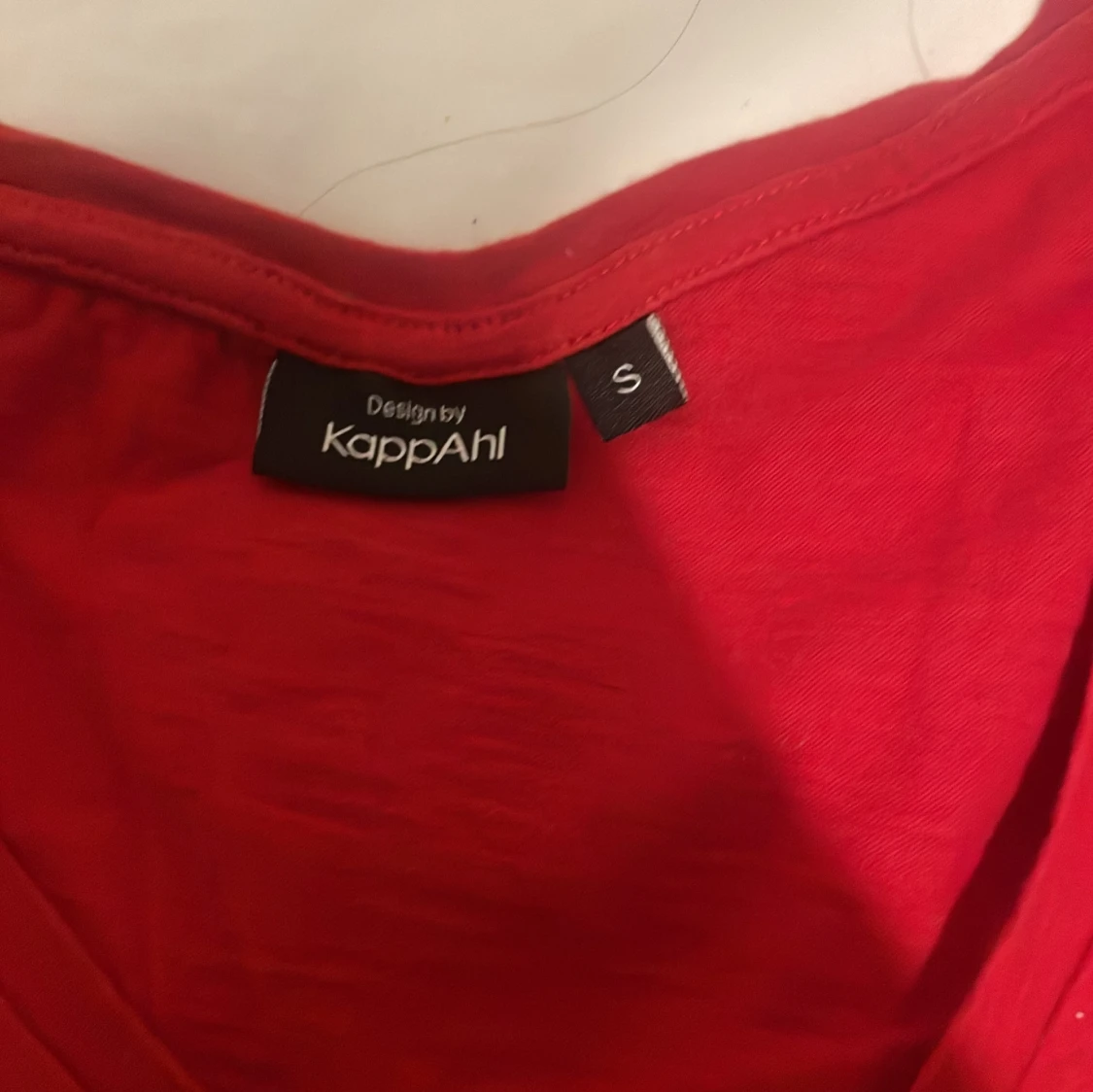 Röd v-ringad topp från KappAhl - 1