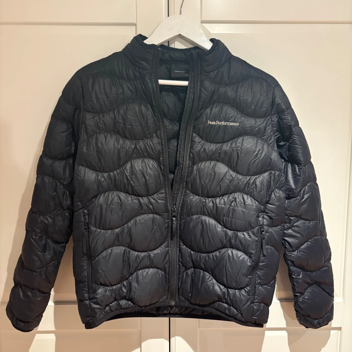 Svart dunjacka från Peak Performance