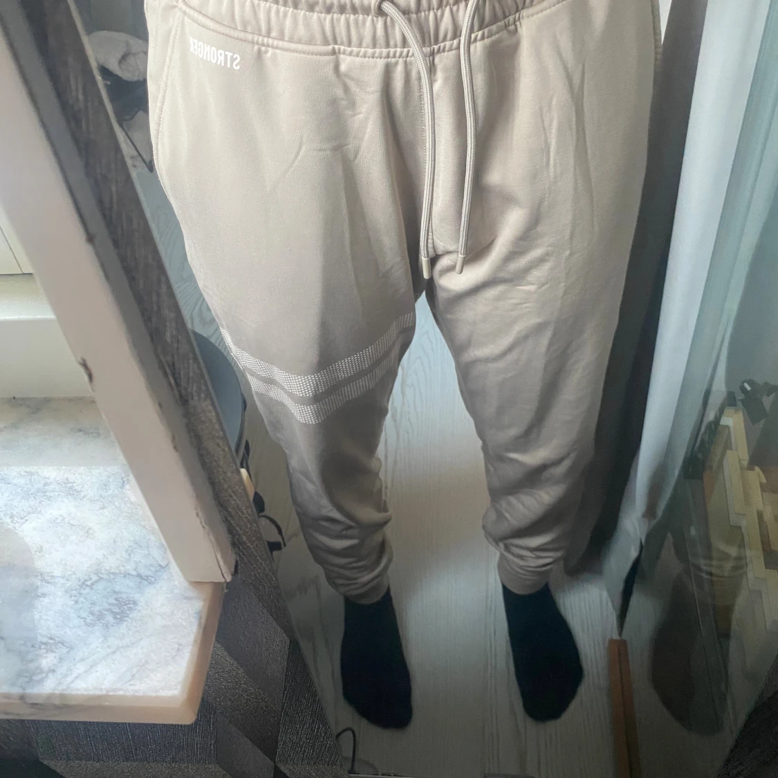 Beige mjukisbyxor från Stronger - 1