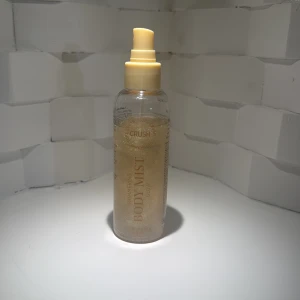 Shimmering Body Mist Glow - Ge din hud extra glow med denna skimrande body mist från Gunry. Perfekt för dig som vill sticka ut och få en fräsch känsla. Innehåller bland annat alkohol denat, parfum, glycerin och mica. Volym: 175 ml.