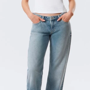 Ljusblå raka och low waist jeans - Trendiga jeans från Weekday i modellen Arrow. Raka och Low waist i en fin blå färg, mycket bra kvalité och skick då dem är använda ett fåtal gånger. (Köpta för 590kr)  Färgen skiljer sig lite från första bilden men är ganska lik, har med den för att visa hur den sitter! ☺️  Bara att skriva om ni har frågor och funderingar! 🍁🧡📀✌🏽  Märke: Weekday Modell:Arrow Storlek: 23/30