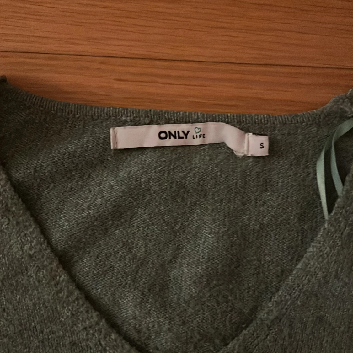 Grön stickad v-ringad tröja ONLY - 2