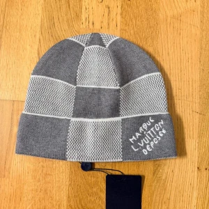 Grå och vit mössa  - Snygg grå och vit mössa från lb. Mössan är oanvänd och skickas samma dag vid köp. Pris kan diskuteras.