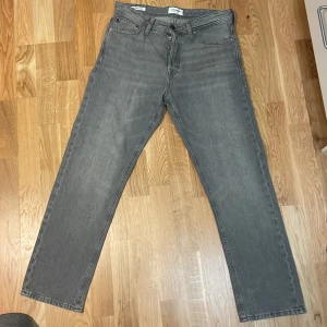 Jack & Jones jeans grå Relaxed Chris 30/32 - Jack & Jones jeans grå  Relaxed Chris 30/32. Ej använda endast provade. Nypris 600