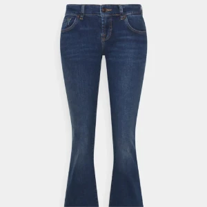 Blå bootcut jeans med utsvängda ben - Säljer mina ltb jeans, använder inte längre. Inga tecken på slitage eller liknande🤍 