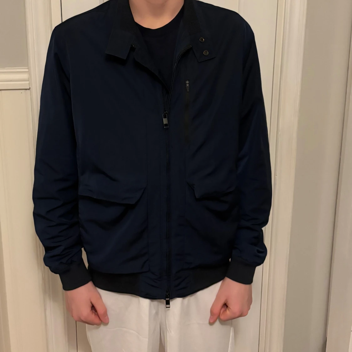 Marinblå vindjacka från J.Lindeberg