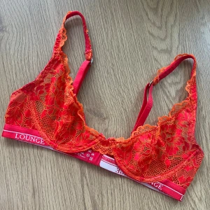 Lounge Underwear BH ❤️ - Superfin röd/orange luxe balcony bh från Lounge i storlek 65C. Fint skick <3 
