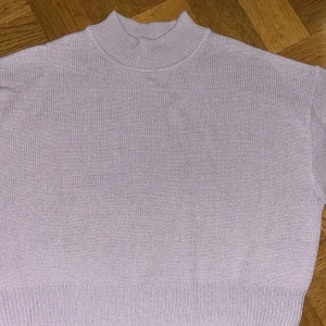 Ljuslila stickad polotröja H&M Divided - Supermysig ljuslila stickad polotröja från H&M Divided. Tröjan har en hög krage, långärmade ärmar och ribbade muddar vid ärmslut och nederkant. Perfekt för lager-på-lager och chill dagar.