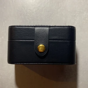 Bärbart smyckeskrin  - Super andvändbart smyckeskrin som man kan bära med när man reser eller liknande!😊💘delen i mitten är justerbar 