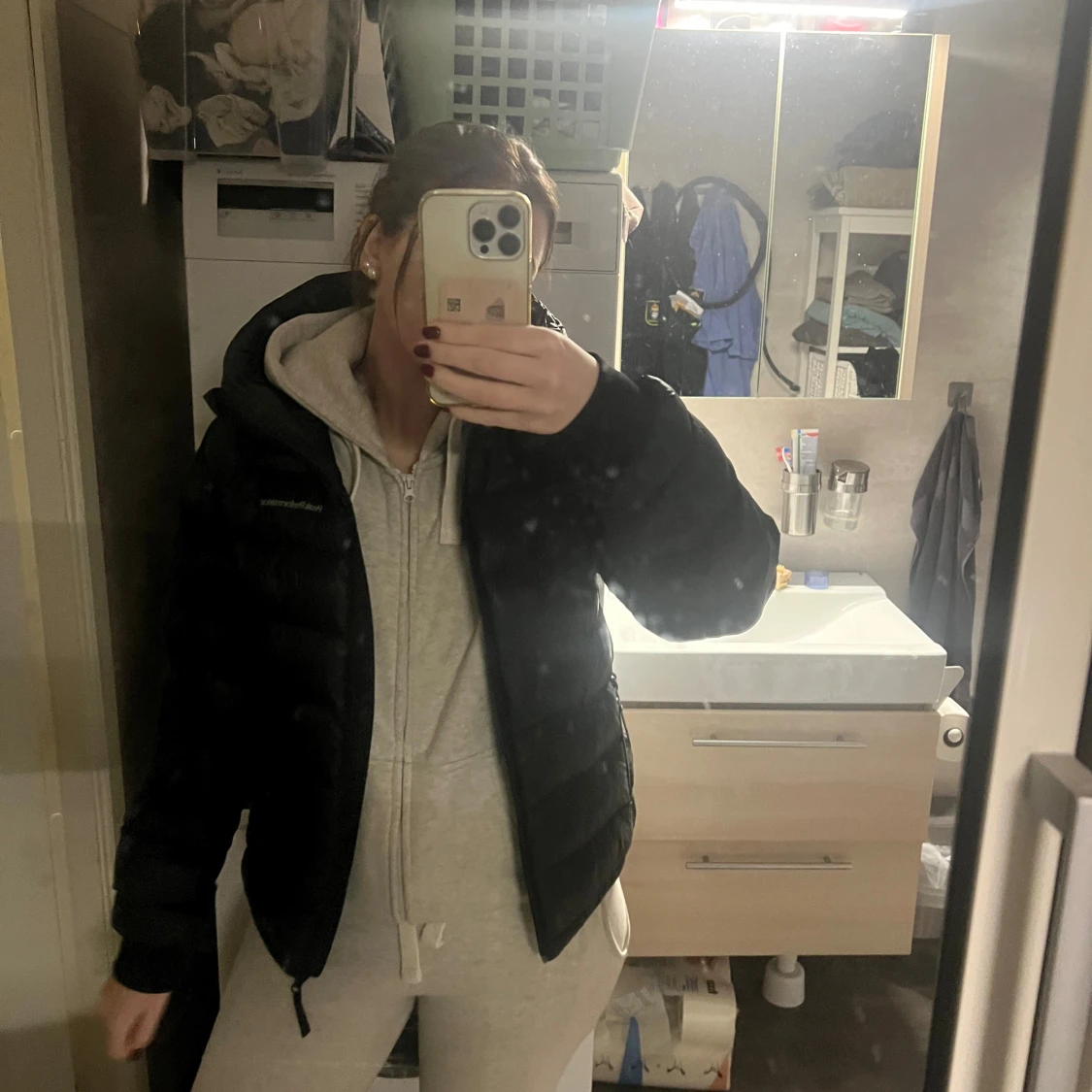 Svart Peak Performance pufferjacka med huva - 3