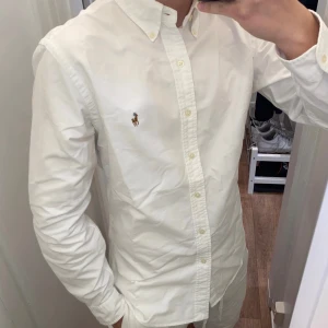 👔 Äkta Ralph Lauren-skjorta 🤍 - Säljer min sjkorta Som NY från Ralph Lauren – 100% bomull, superfin kvalitet och klassisk modell. Passar perfekt både till vardag och fest ✨✨  💸 Pris: 447kr (kan diskuteras lite) 📦 Kan skickas snabbt! Kolla gärna mina andra plagg också – jag gör bra priser 💕  