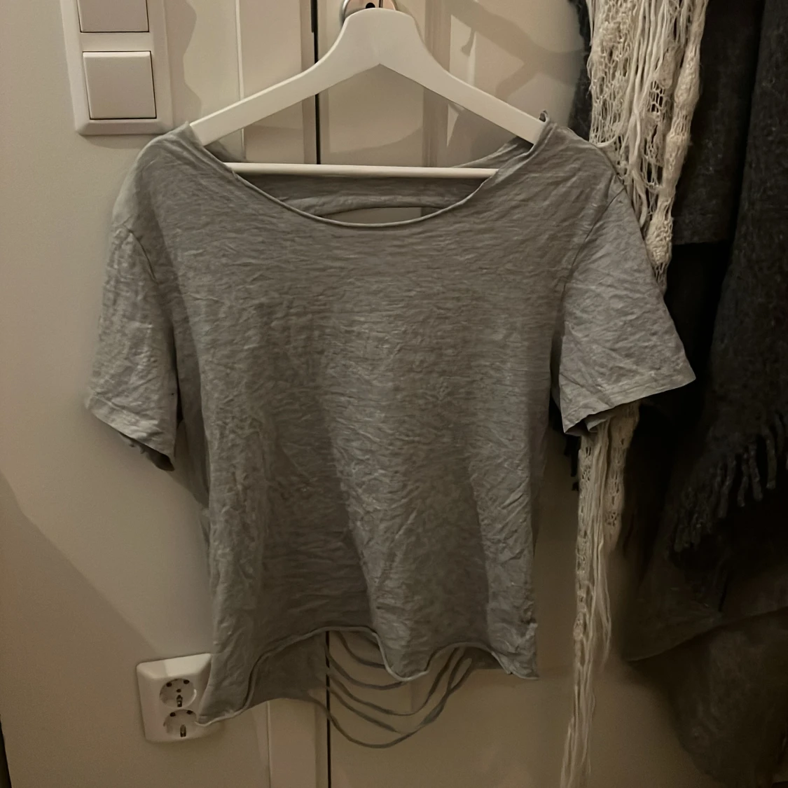 Grå t-shirt med öppen rygg