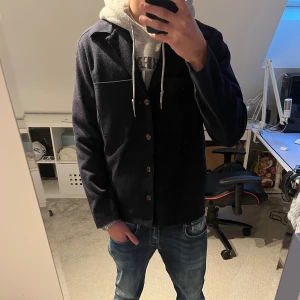 Mörkblå overshirt  - Riktigt fet stilren mörkblå overshirt från H&M. perfekt för lager-på-lager. Skriv vid funderingar och frågor! Priset kan diskuteras.