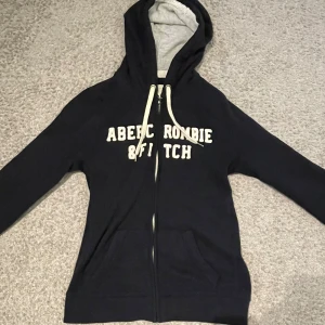 2000s zip up - Säljer denna jättefina abercrombie & Fitch tröjan för att den inte kommer till användning. Den står storlek M men uppskattar mer som S. Skriv om ni undrar ngt! Pris kan diskuteras!