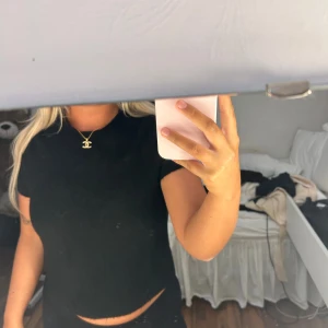 Svart stickad kortärmad tröja H&M Divided - Svart stickad tröja från H&M Divided i storlek M. Modellen är kortärmad med rund hals och har en enkel, clean look som funkar till allt. Mjuk och skön stickad kvalitet som känns chill och passar perfekt till jeans eller kjol. Är M men är som S.