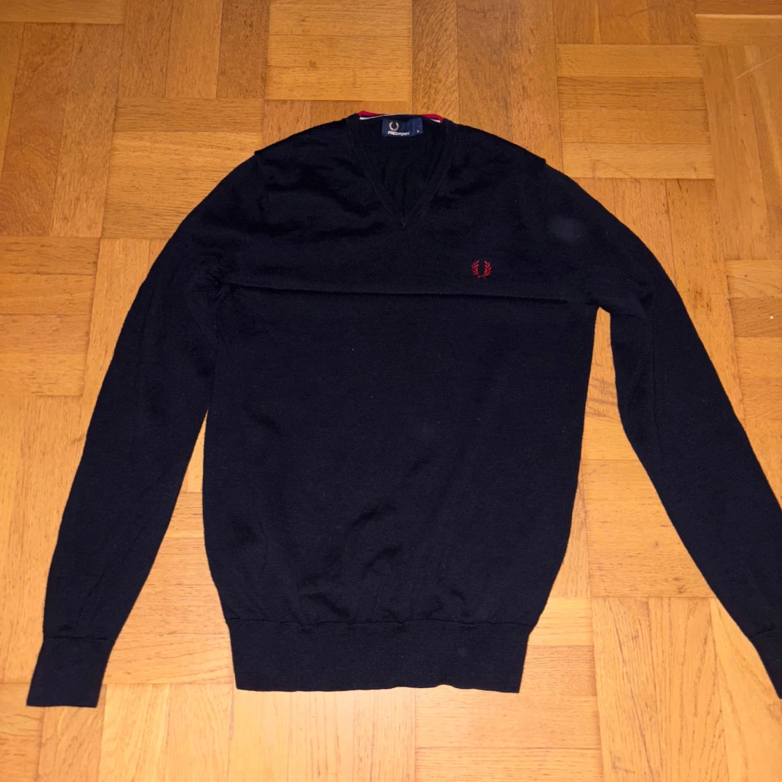 Svart v-ringad tröja från Fred Perry